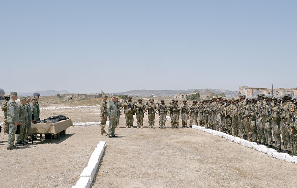 Generallar döyüş atışlı taktiki təlimi izlədilər - FOTOLAR