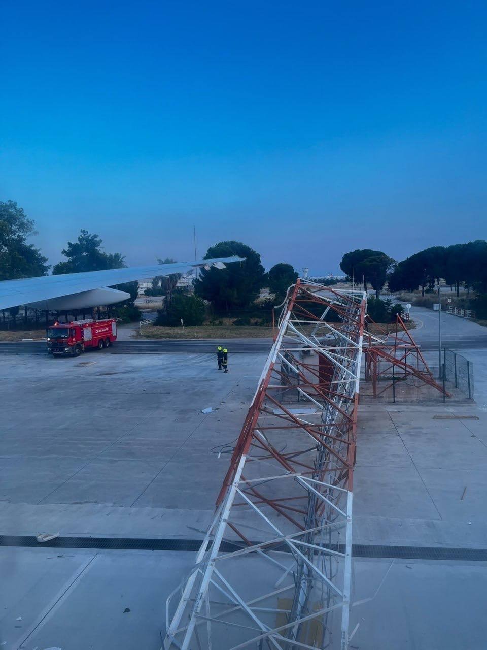 Türkiyədə sərnişin təyyarəsi radar dirəyinə çırpıldı - FOTOLAR
