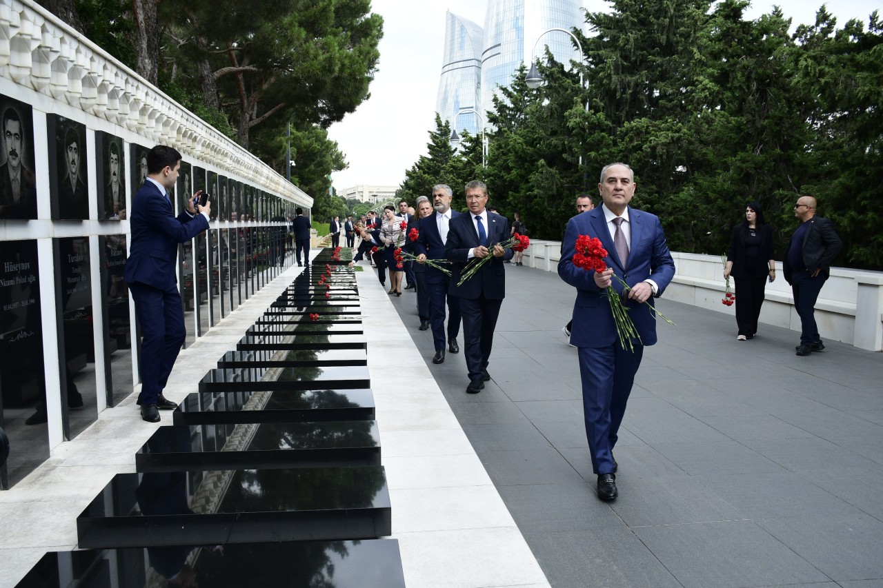 Beynəlxalq konfrans iştirakçıları Heydər Əliyevin məzarını və Şəhidlər xiyabanını ziyarət edib - FOTOLAR