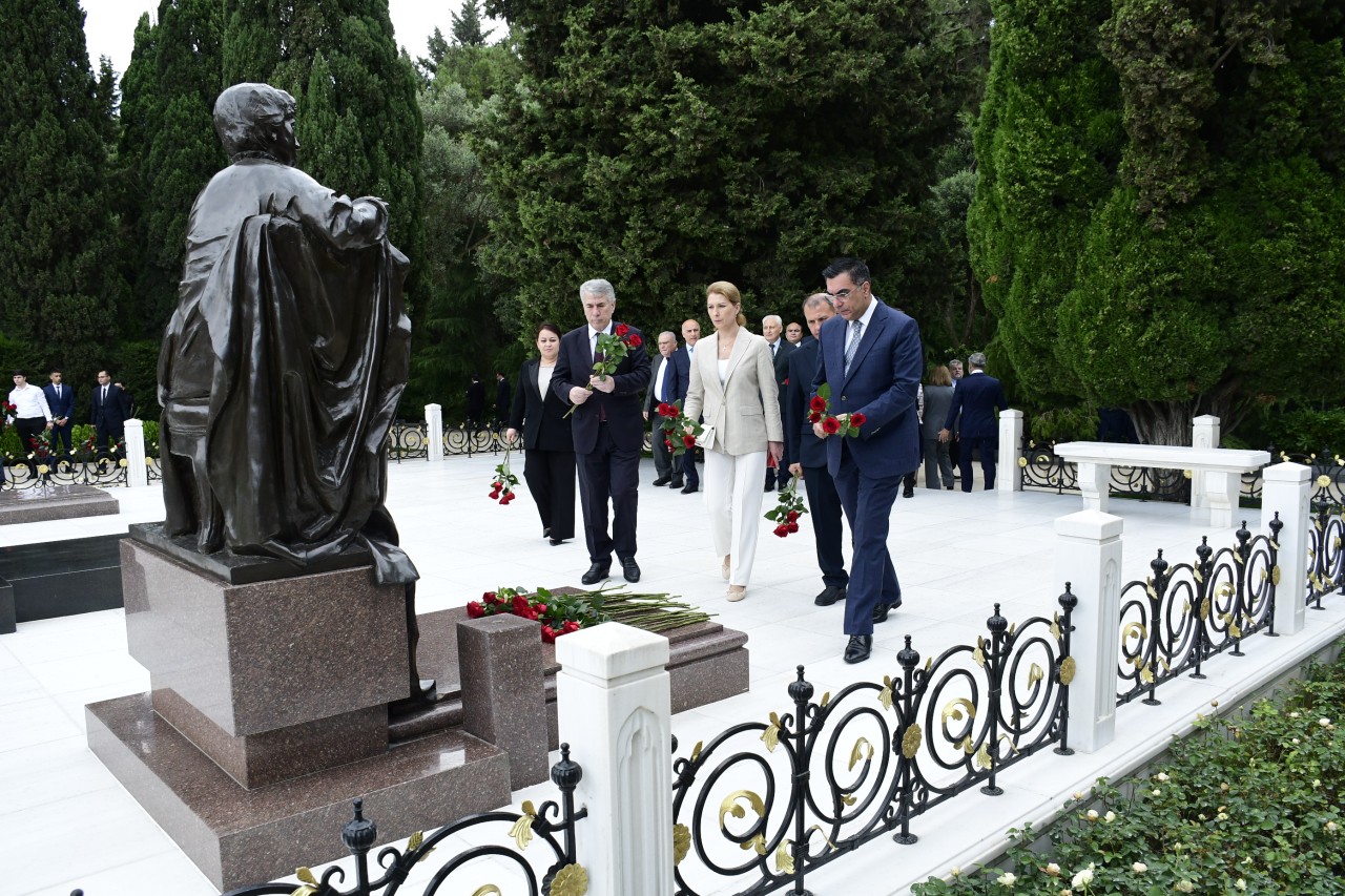 Beynəlxalq konfrans iştirakçıları Heydər Əliyevin məzarını və Şəhidlər xiyabanını ziyarət edib - FOTOLAR
