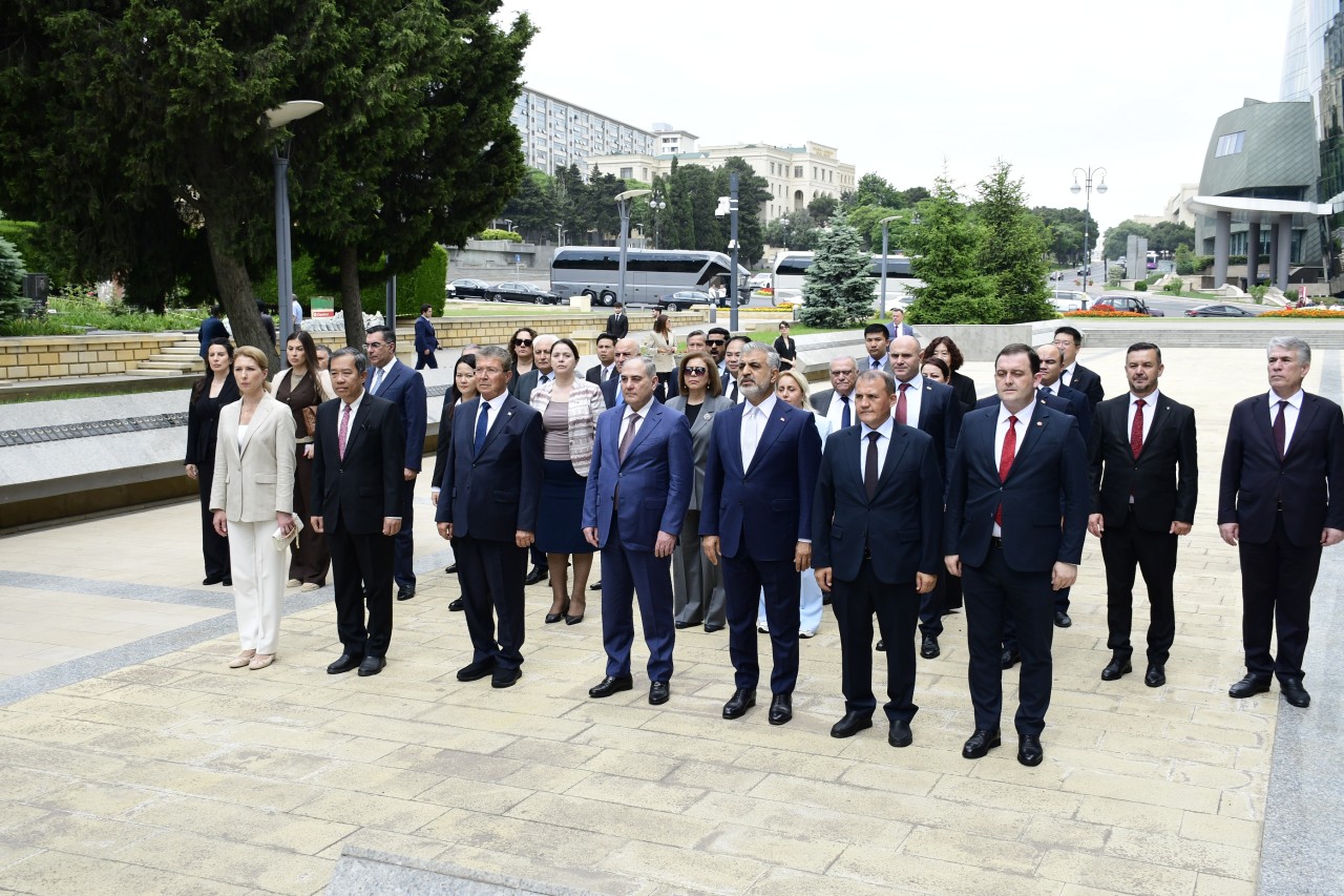 Beynəlxalq konfrans iştirakçıları Heydər Əliyevin məzarını və Şəhidlər xiyabanını ziyarət edib - FOTOLAR