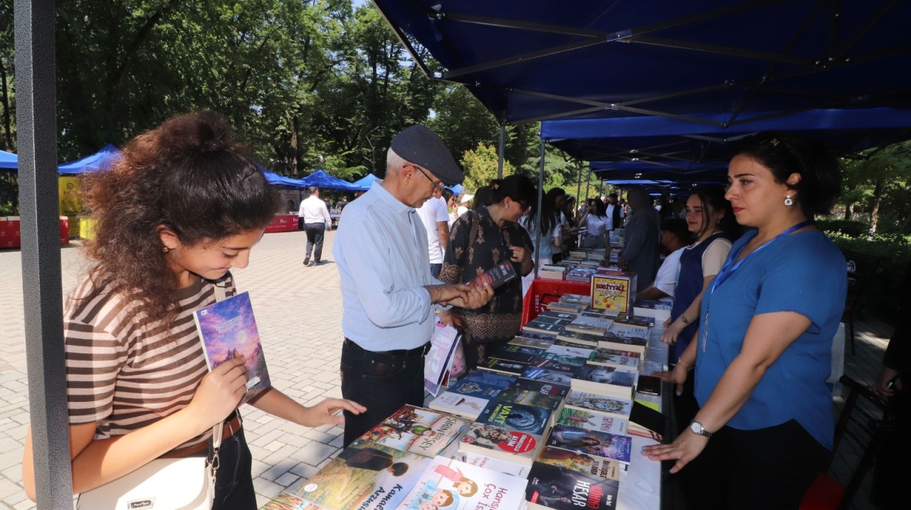 Birinci Qazax Kitab Sərgisi keçirildi - FOTOLAR