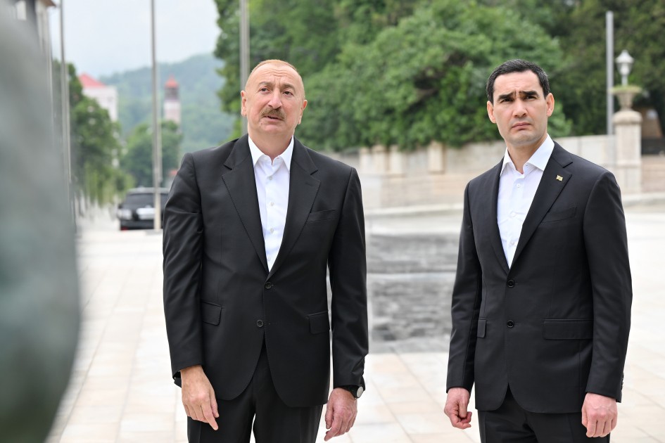İlham Əliyev və Berdiməhəmmədov güllələnmiş büstlərə baxıblar - FOTOLAR