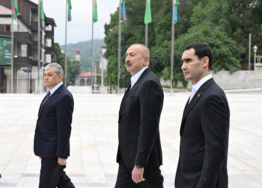 İlham Əliyev və Berdiməhəmmədov güllələnmiş büstlərə baxıblar - FOTOLAR