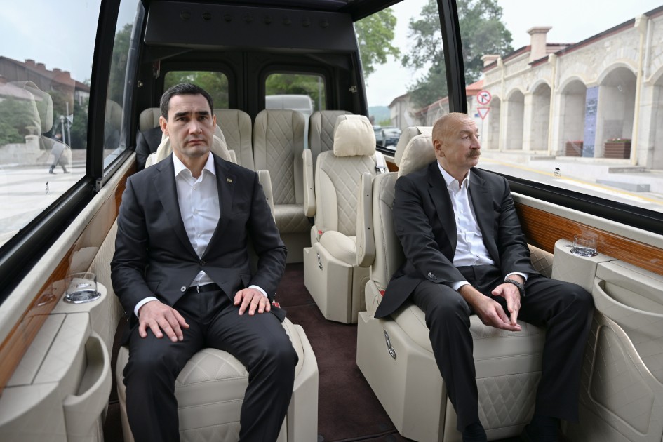 İlham Əliyev və Berdiməhəmmədov güllələnmiş büstlərə baxıblar - FOTOLAR