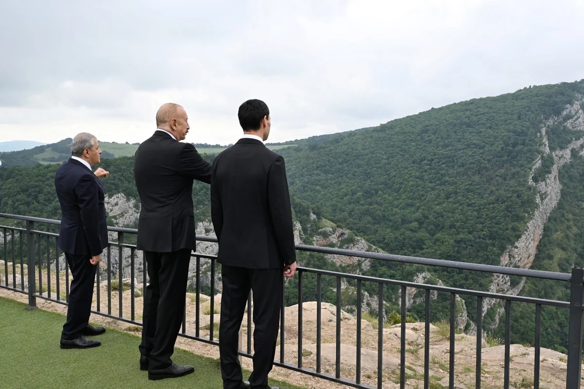 İlham Əliyev Türkmənistan Prezidentinə Qarabağ atı hədiyyə etdi