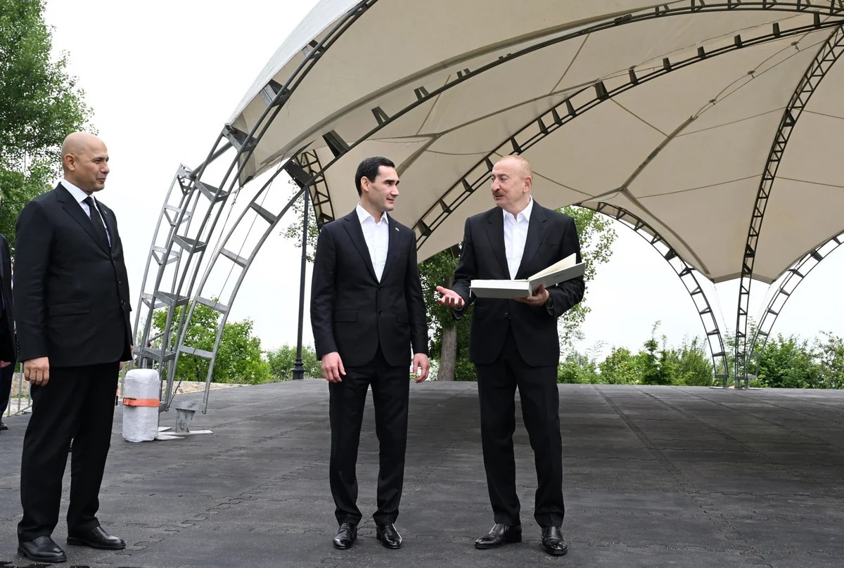 İlham Əliyev Türkmənistan Prezidentinə Qarabağ atı hədiyyə etdi
