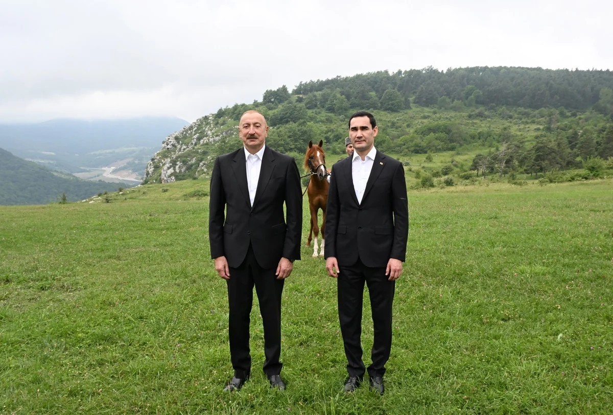 11 ay əvvəl eyni məkanda atasına da at hədiyyə olunmuşdu - FOTOLAR
