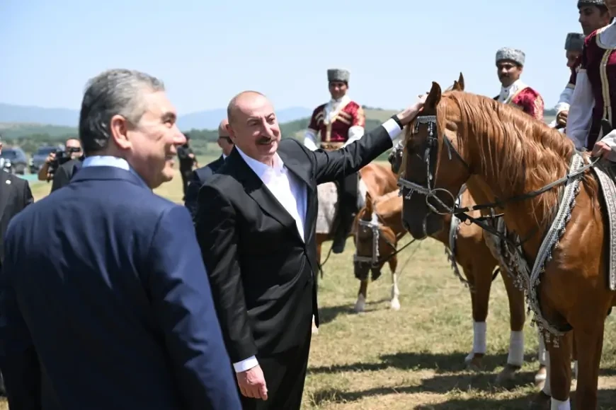 11 ay əvvəl eyni məkanda atasına da at hədiyyə olunmuşdu - FOTOLAR