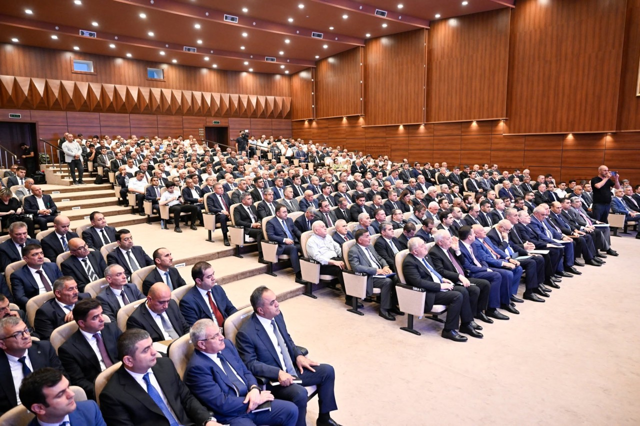 İcra başçısı Vaqif Həsənov pambıqçılığın inkişafına həsr olunmuş regional müşavirədə iştirak edib - FOTOLAR