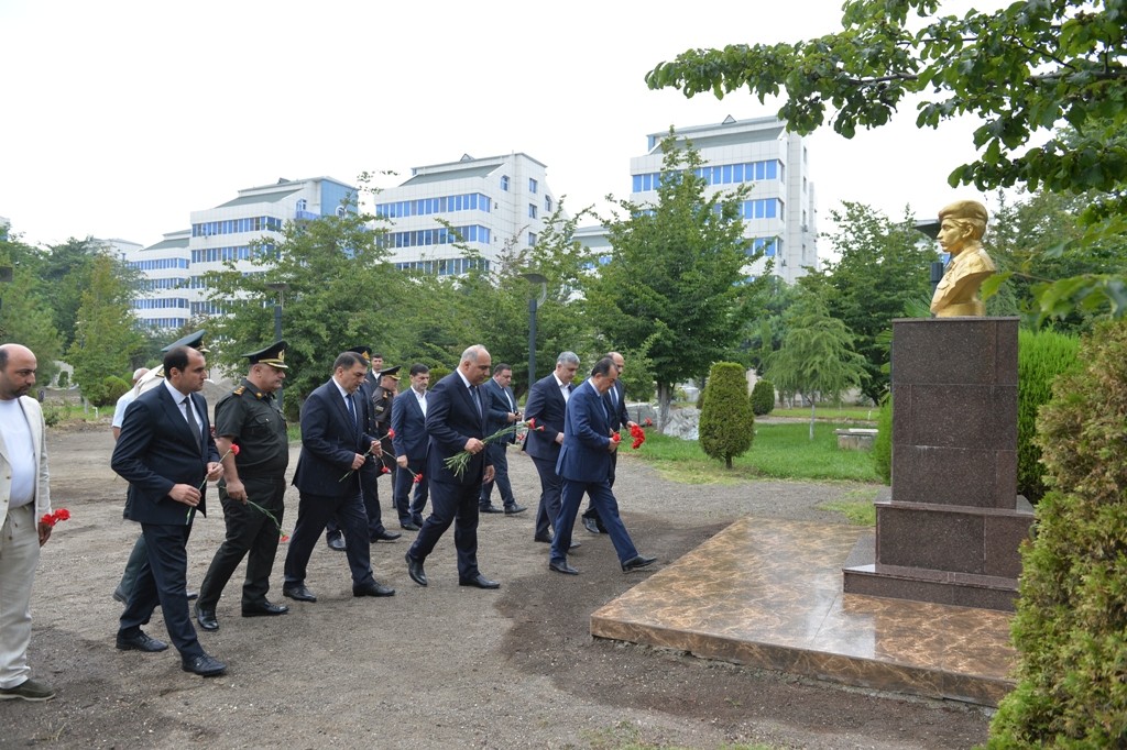 Taleh Qaraşov Aşura günündə şəhid məzarlarını ziyarət edib - FOTOLAR
