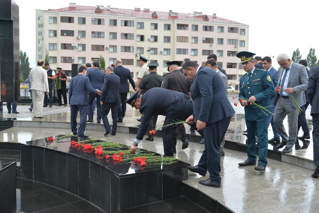 Taleh Qaraşov Aşura günündə şəhid məzarlarını ziyarət edib - FOTOLAR