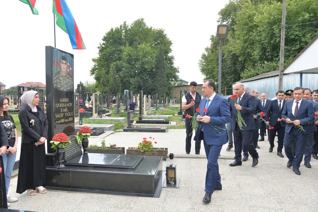 Taleh Qaraşov Aşura günündə şəhid məzarlarını ziyarət edib - FOTOLAR