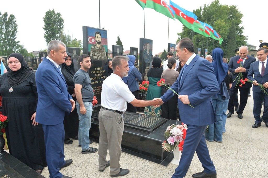 Taleh Qaraşov Aşura günündə şəhid məzarlarını ziyarət edib - FOTOLAR