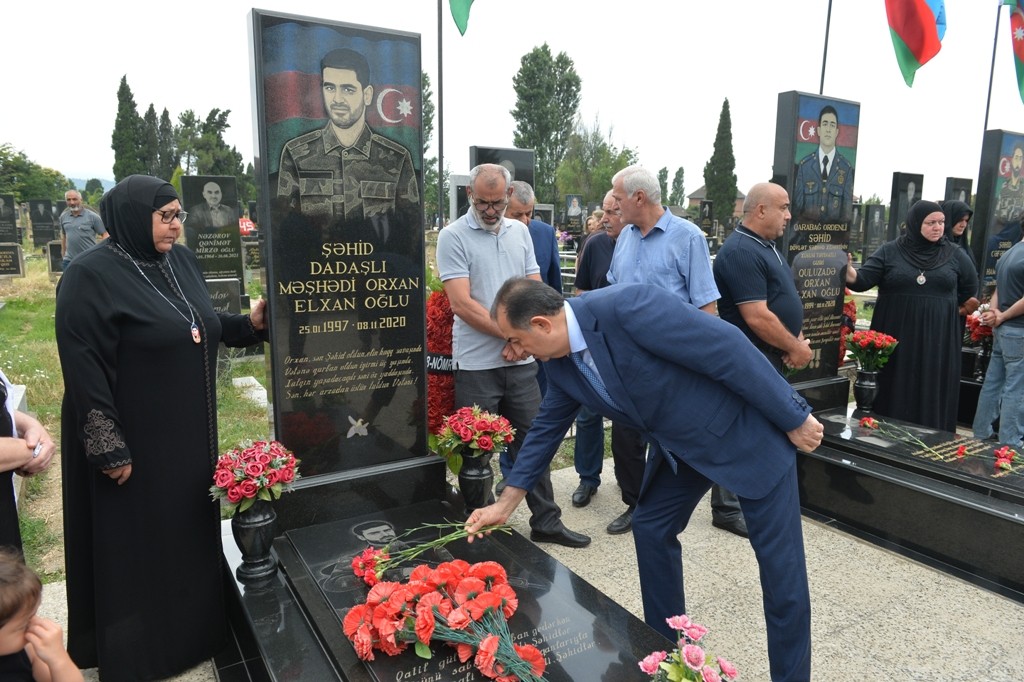 Taleh Qaraşov Aşura günündə şəhid məzarlarını ziyarət edib - FOTOLAR