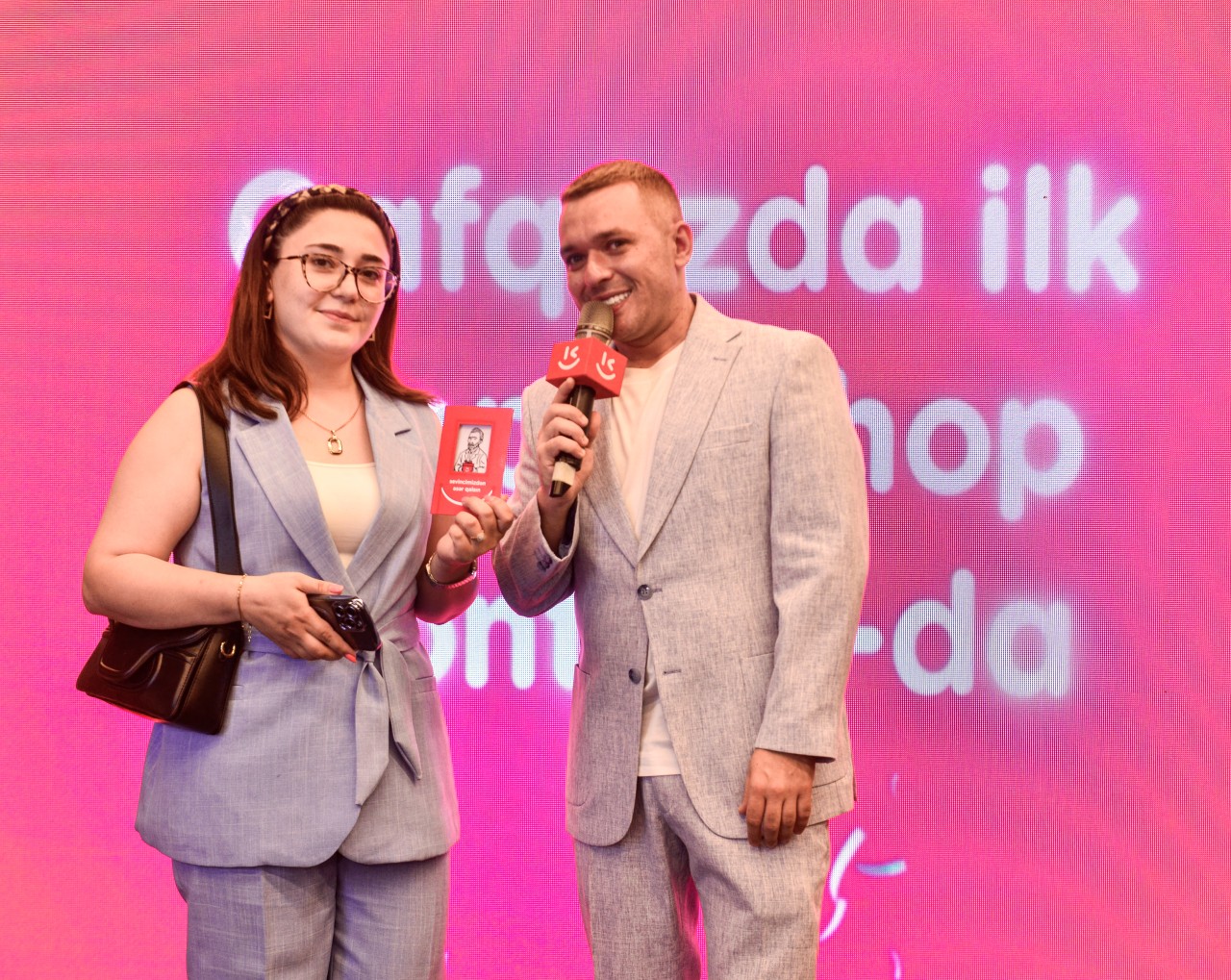 Qafqazın ilk rəsmi “Apple Shop”u “Kontakt”da - FOTOLAR