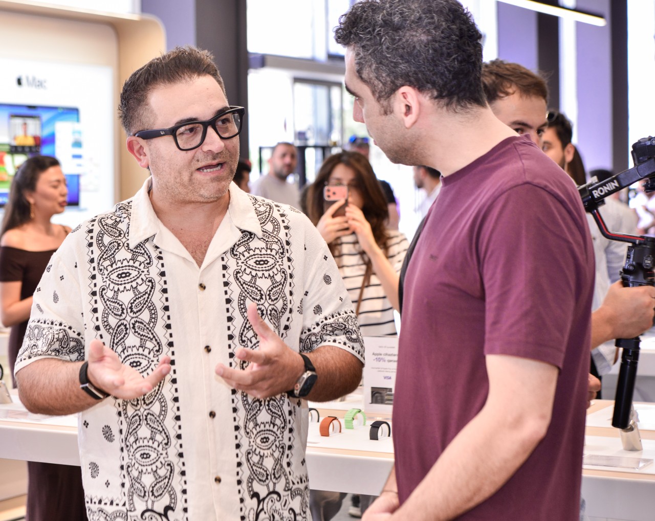 Qafqazın ilk rəsmi “Apple Shop”u “Kontakt”da - FOTOLAR
