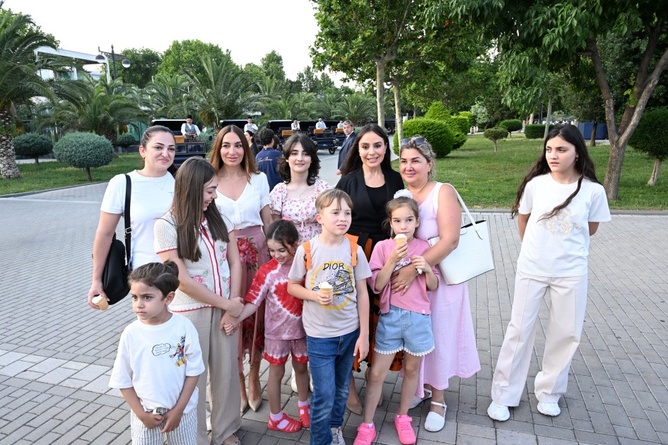 Leyla və Arzu Əliyevalar Dənizkənarı Milli Parkda - FOTOLAR