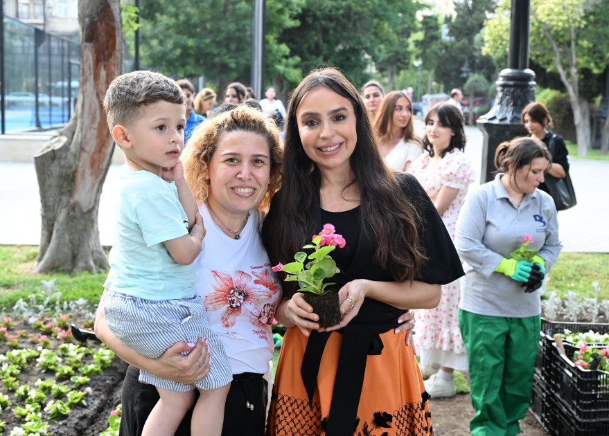 Leyla Əliyeva və Arzu Əliyeva mövsümi güllərin əkilməsi aksiyasında - FOTOLAR