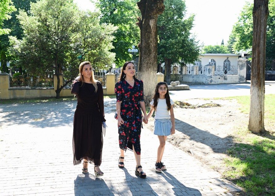 Leyla Əliyeva Məhəmməd Füzuli adına parkdakı işlərlə tanış oldu - FOTOLAR