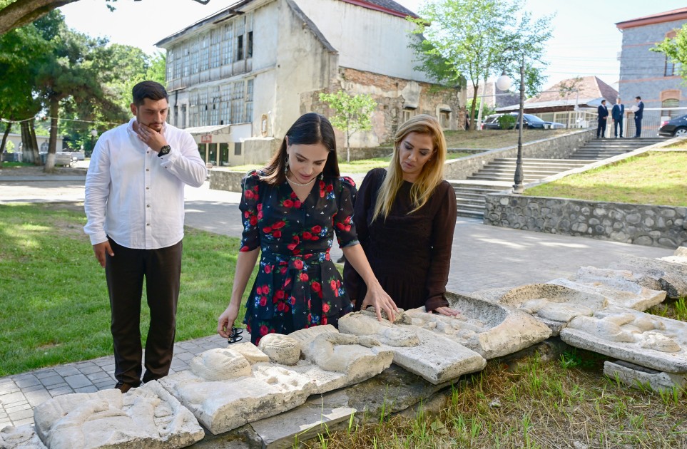 Leyla Əliyeva Məhəmməd Füzuli adına parkdakı işlərlə tanış oldu - FOTOLAR