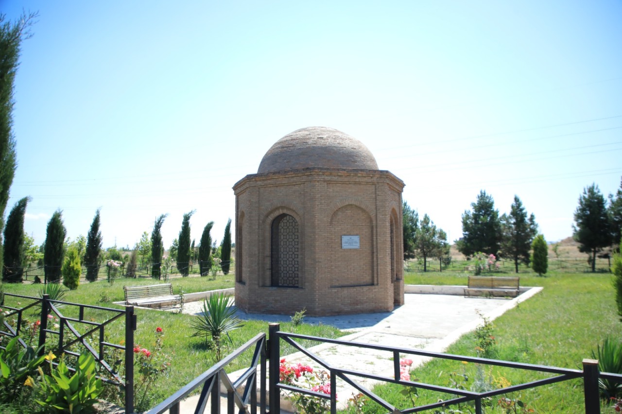 Niyazi Bayramov Comərd Qəssab türbəsində görülən işlərlə tanış oldu - FOTOLAR
