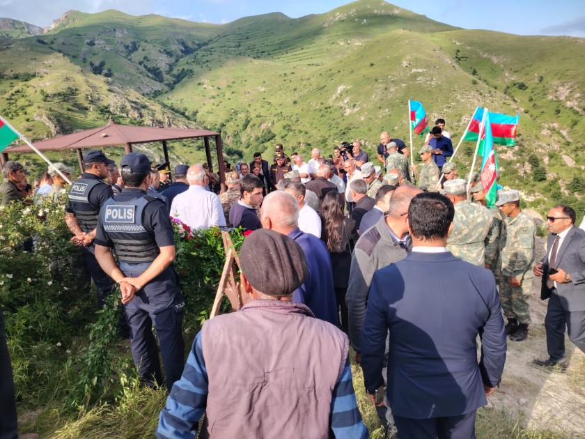 33 il əvvəl itkin düşən Mədinə Babayevanın qalıqları Kəlbəcərdə torpağa tapşırıldı (FOTOLAR)
