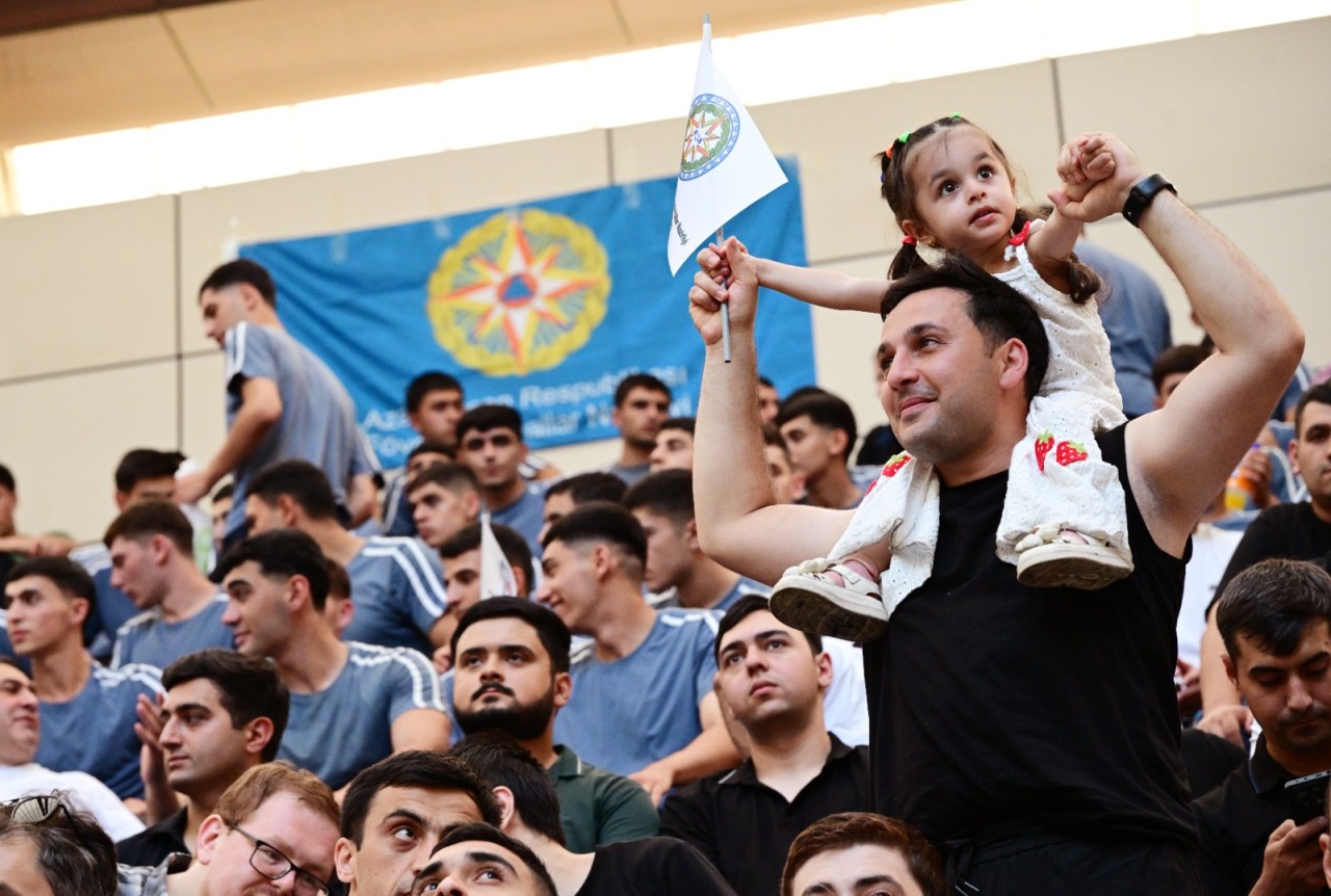 Həmkarlar İttifaqının təşkilatçılığı ilə keçirilən minifutbol turniri başa çatıb - FOTOLAR