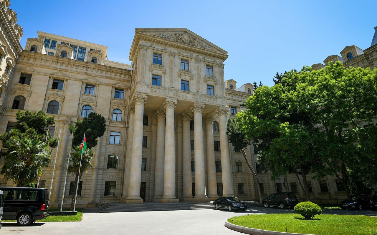 XİN-in diplomatı vəzifəsindən azad edildi
