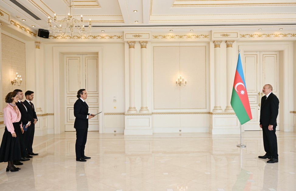 İlham Əliyev yeni səfirləri qəbul etdi - FOTOLAR (YENİLƏNİB)