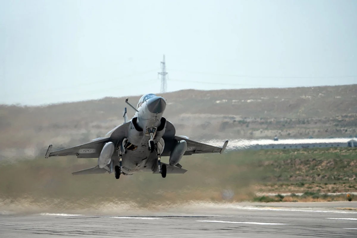 Pilotlarımız çətin döyüş manevrləri üzrə tapşırıqlar yerinə yetiriblər - FOTOLAR