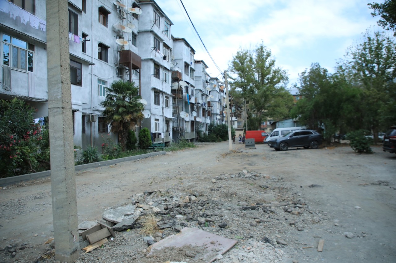 Niyazi Bayramov şəhərdə aparılan təmir-bərpa işləri ilə tanış olub - FOTOLAR