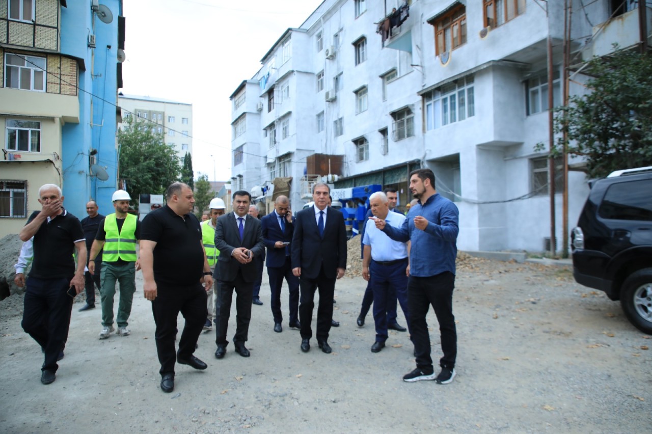 Niyazi Bayramov şəhərdə aparılan təmir-bərpa işləri ilə tanış olub - FOTOLAR