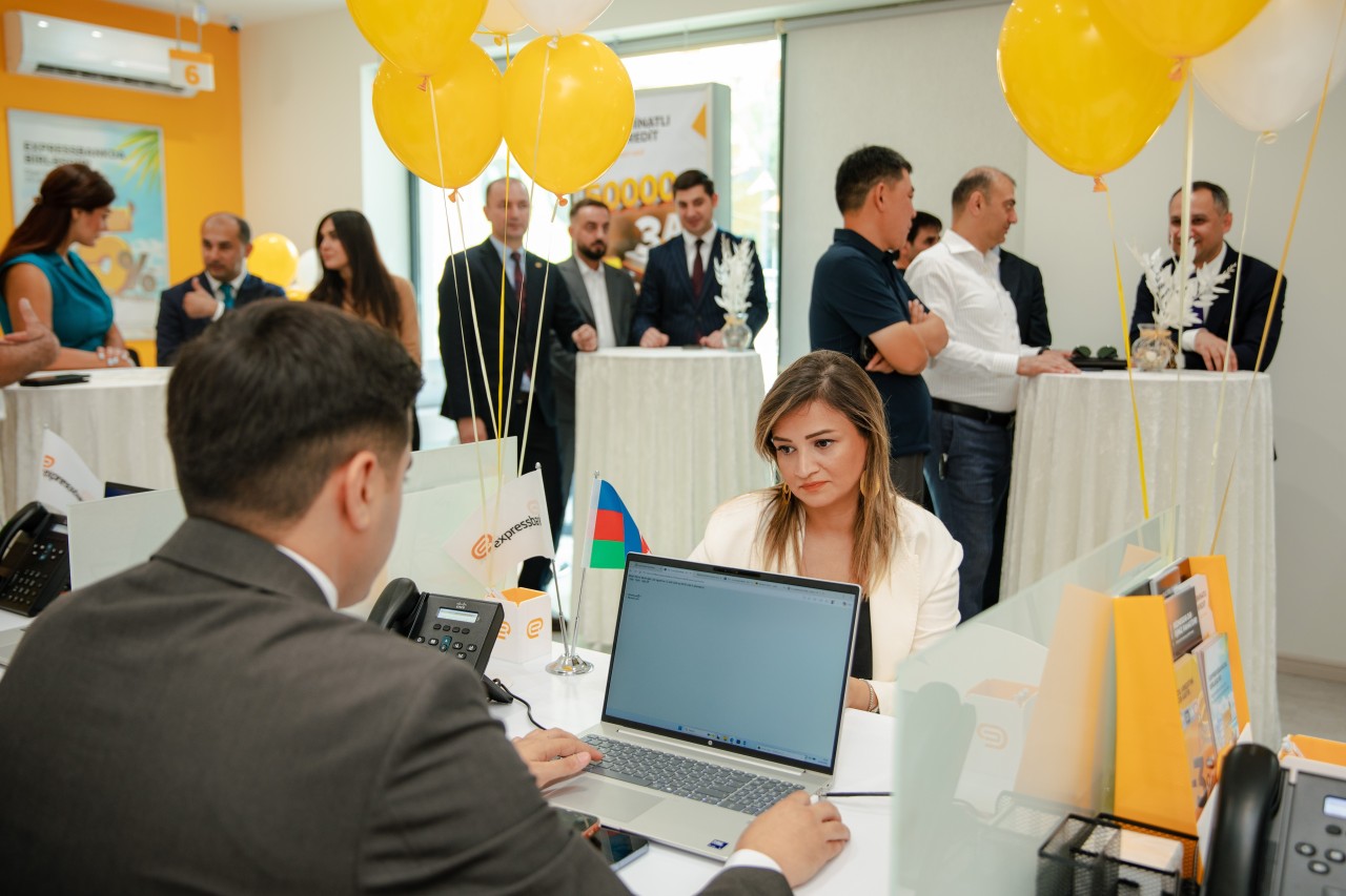 "Expressbank" eyni gündə 2 filial açdı - FOTOLAR