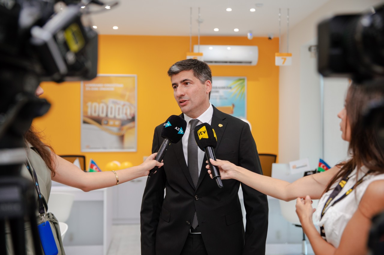 "Expressbank" eyni gündə 2 filial açdı - FOTOLAR