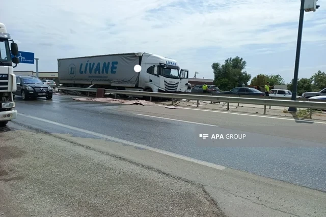Goranboyda qəza: Bir ton yanacaq yola töküldü - FOTO