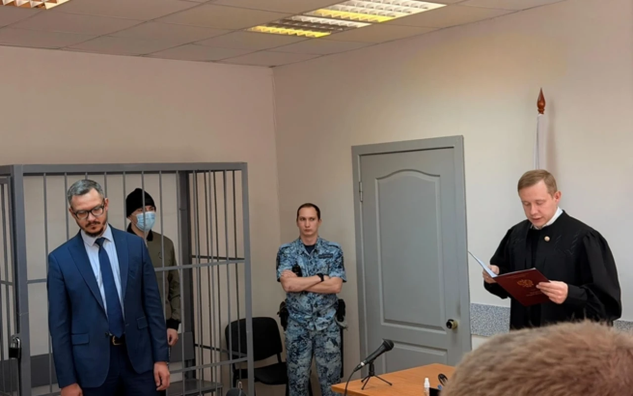 Təhlükəsizlik qüvvələri evinə basqın etdi, prokuror həbs olundu