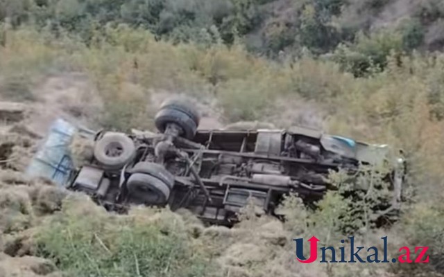Şəmkirdə otla dolu yük maşını aşdı - VİDEO
