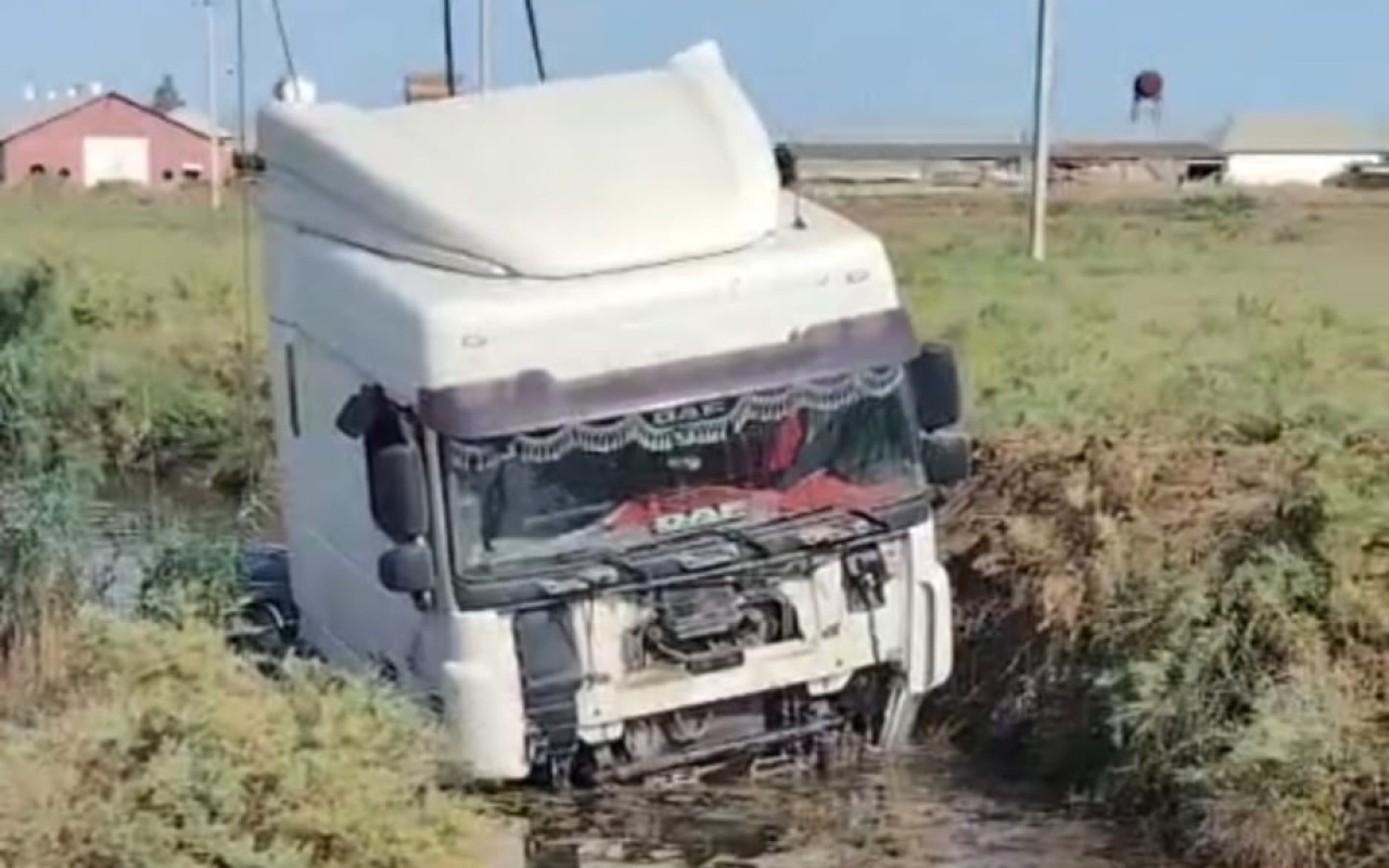 Biləsuvarda yük avtomobili kanala aşdı