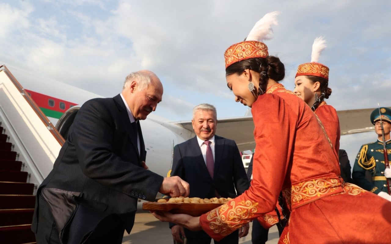 Bişkekdə Lukaşenkoya milli simvol hədiyyə edildi