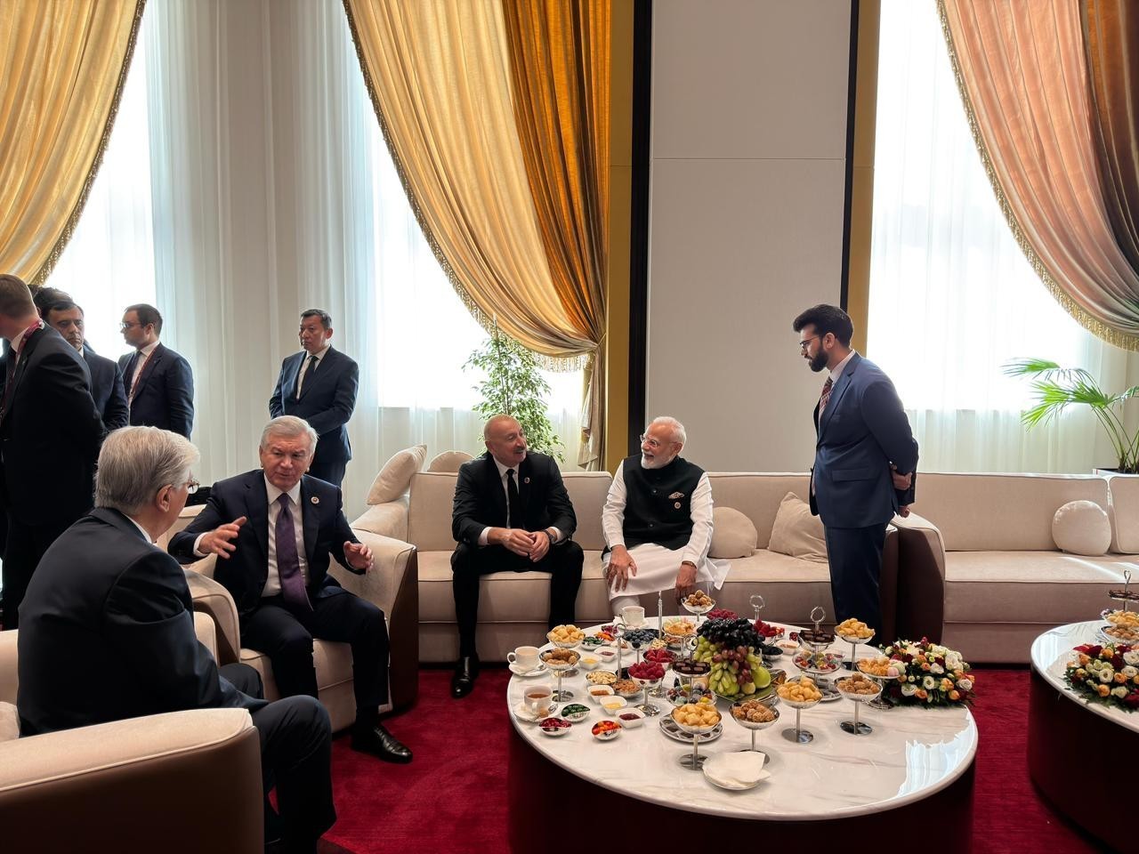 Prezident Bişkekdə Hindistan Baş naziri ilə söhbət etdi - FOTOLAR (YENİLƏNİB)