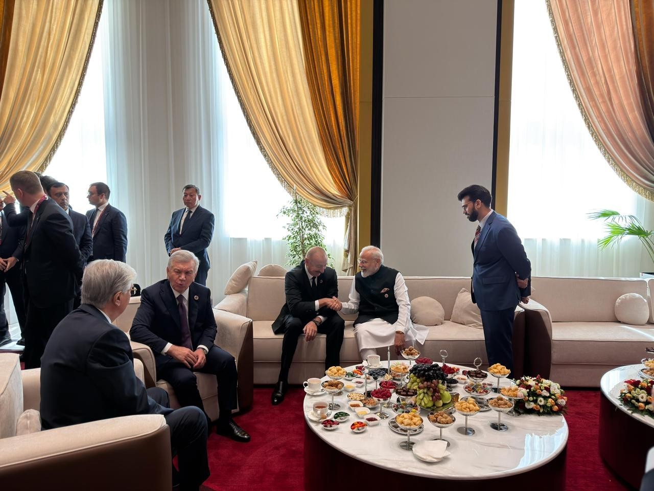 Prezident Bişkekdə Hindistan Baş naziri ilə söhbət etdi - FOTOLAR (YENİLƏNİB)