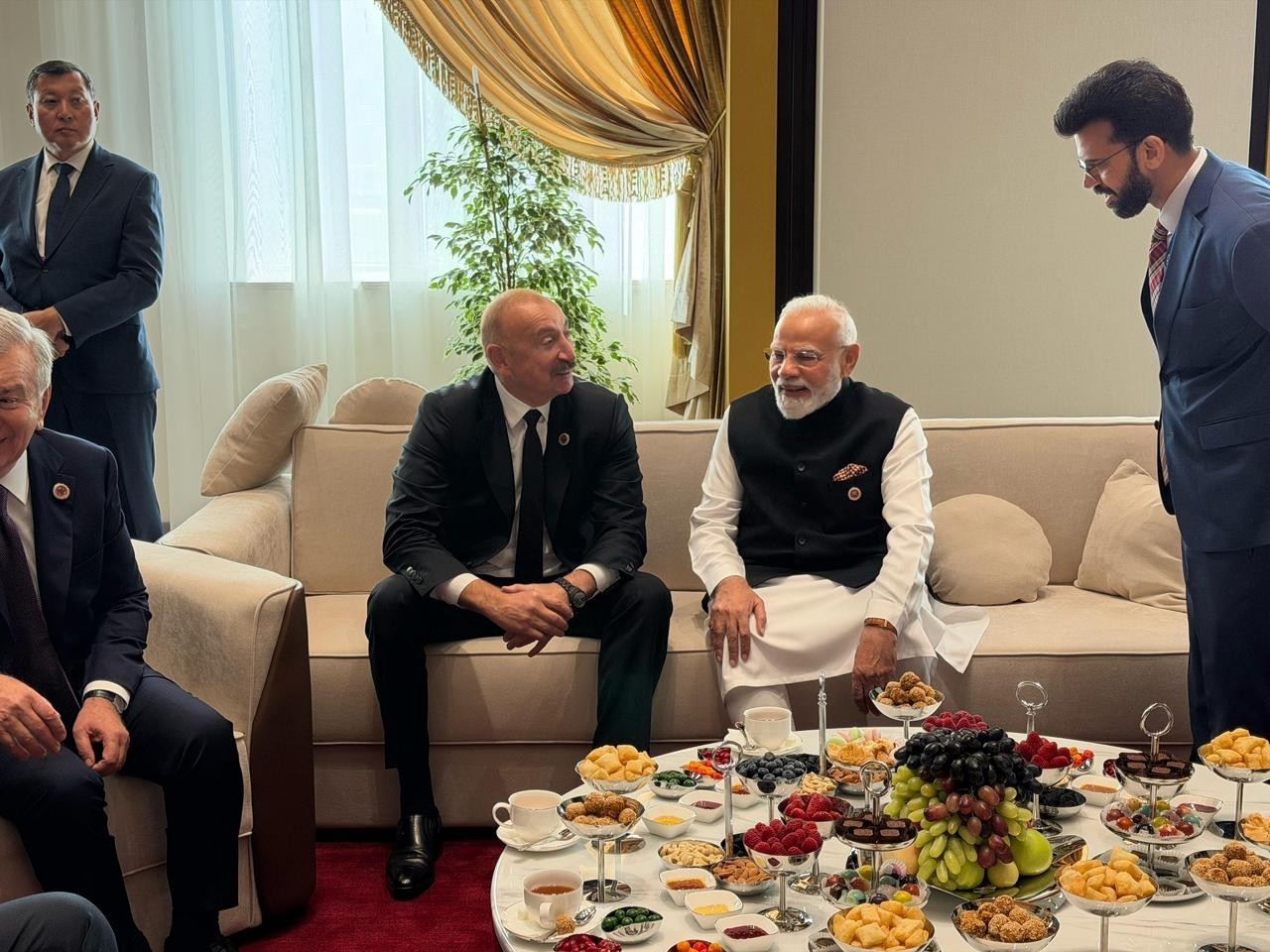 Prezident Bişkekdə Hindistan Baş naziri ilə söhbət etdi - FOTOLAR (YENİLƏNİB)