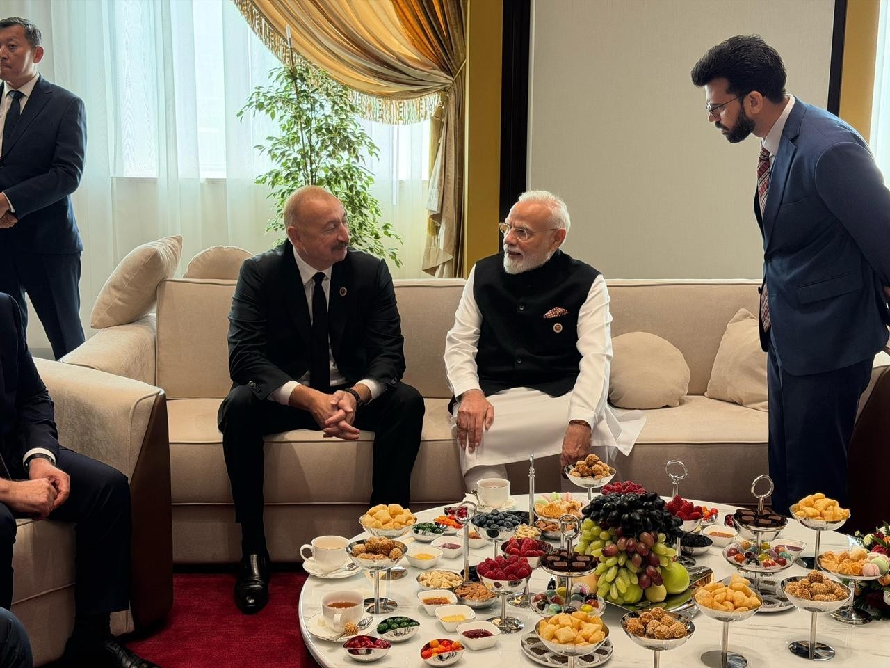 Prezident Bişkekdə Hindistan Baş naziri ilə söhbət etdi - FOTOLAR (YENİLƏNİB)