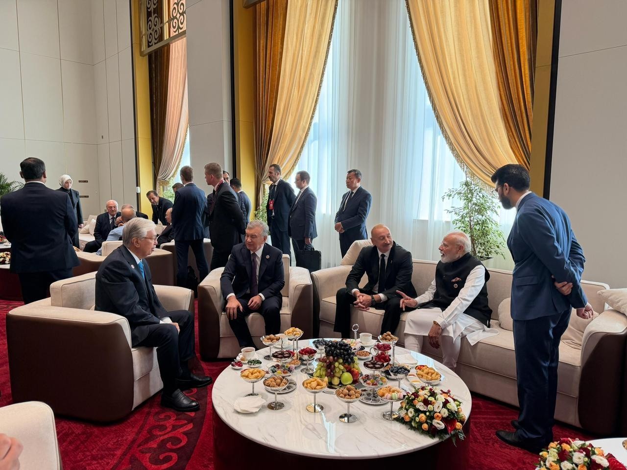 Prezident Bişkekdə Hindistan Baş naziri ilə söhbət etdi - FOTOLAR (YENİLƏNİB)