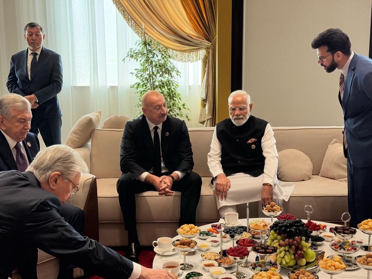 Prezident Bişkekdə Hindistan Baş naziri ilə söhbət etdi - FOTOLAR (YENİLƏNİB)
