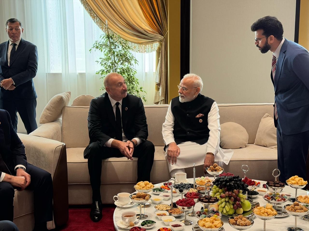 Prezident Bişkekdə Hindistan Baş naziri ilə söhbət etdi - FOTOLAR (YENİLƏNİB)