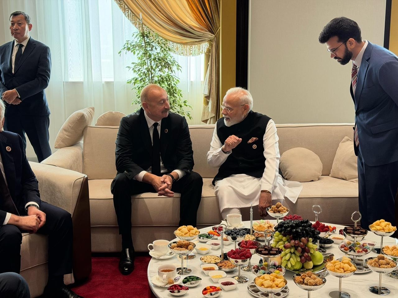 Prezident Bişkekdə Hindistan Baş naziri ilə söhbət etdi - FOTOLAR (YENİLƏNİB)