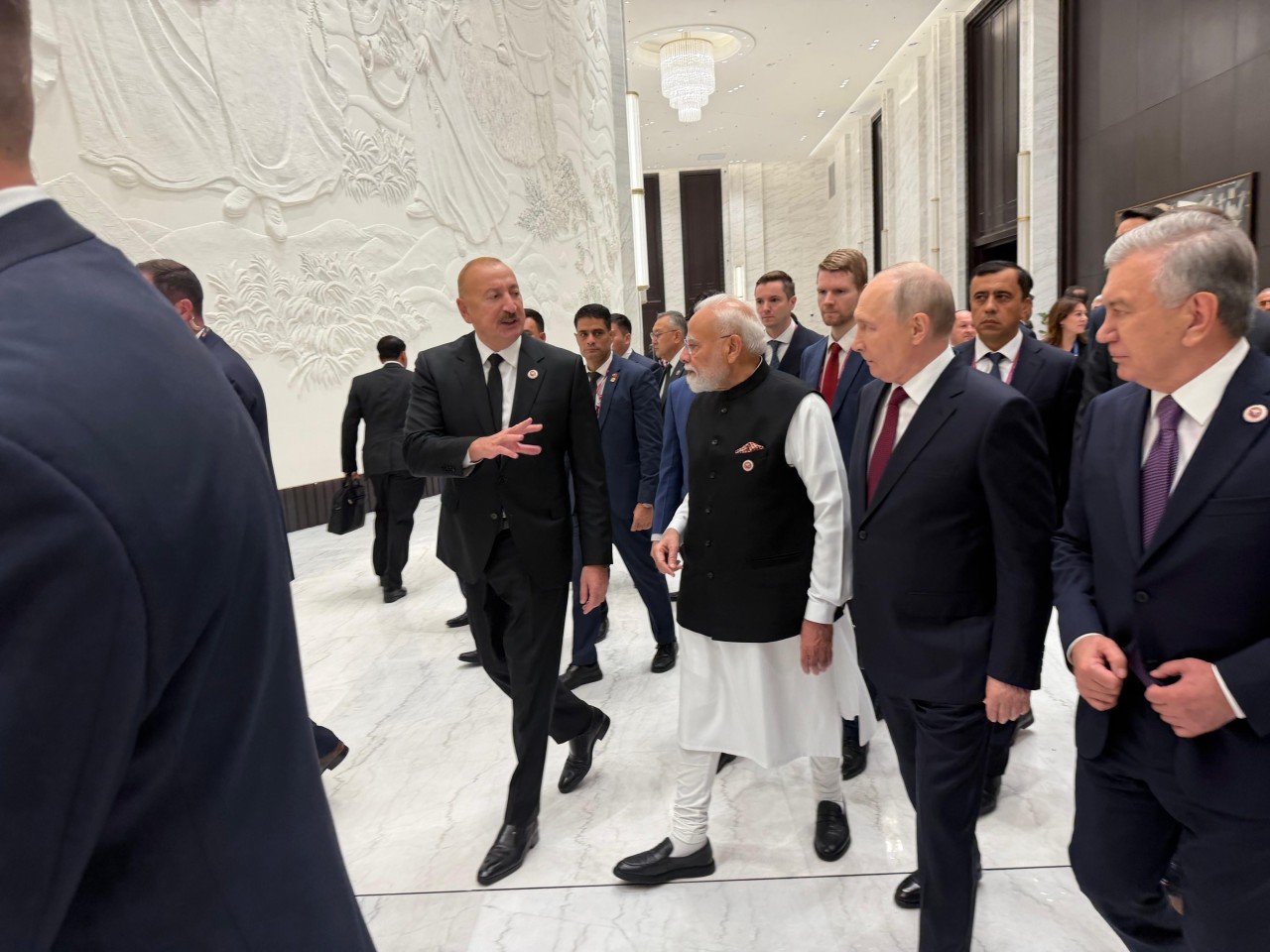 Prezident Bişkekdə Hindistan Baş naziri ilə söhbət etdi - FOTOLAR (YENİLƏNİB)