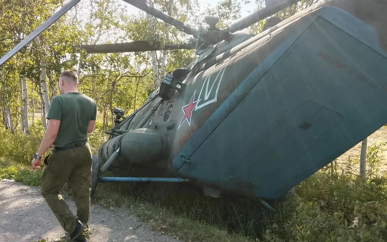 Helikopter maşın yoluna qəza enişi etdi - VİDEO